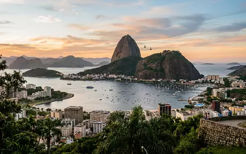 Editorialbild im Reisemagazin-Stil vom Wahrzeichen Zuckerhut Rio de Janeiro in Rio de Janeiro Brasilien, ausgewogene - Foto: THN