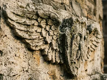 Extreme Makroaufnahme eines Materialdetails am Wahrzeichen Engelsburg Rom in Rom Italien, taktile Struktur und weiches - Foto: THN
