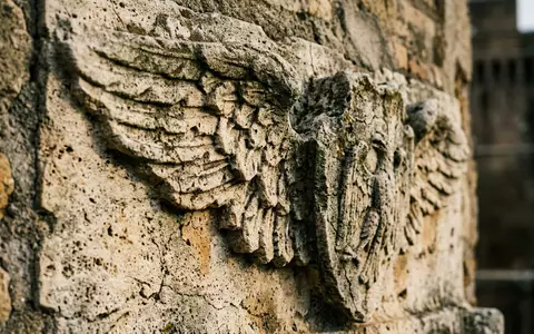 Extreme Makroaufnahme eines Materialdetails am Wahrzeichen Engelsburg Rom in Rom Italien, taktile Struktur und weiches - Foto: THN