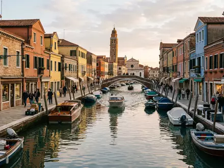 Editorialbild im Reisemagazin-Stil vom Wahrzeichen Murano in Venedig Italien, ausgewogene Bildgestaltung und natuerliches Umgebungslicht - Foto: THN
