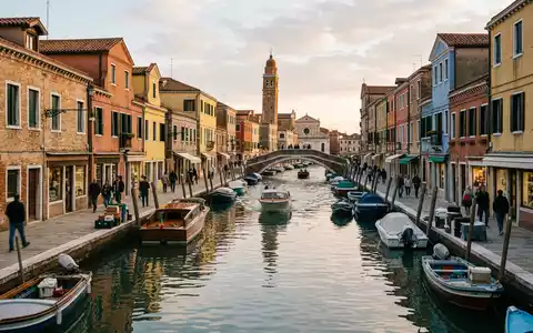 Editorialbild im Reisemagazin-Stil vom Wahrzeichen Murano in Venedig Italien, ausgewogene Bildgestaltung und natuerliches Umgebungslicht - Foto: THN