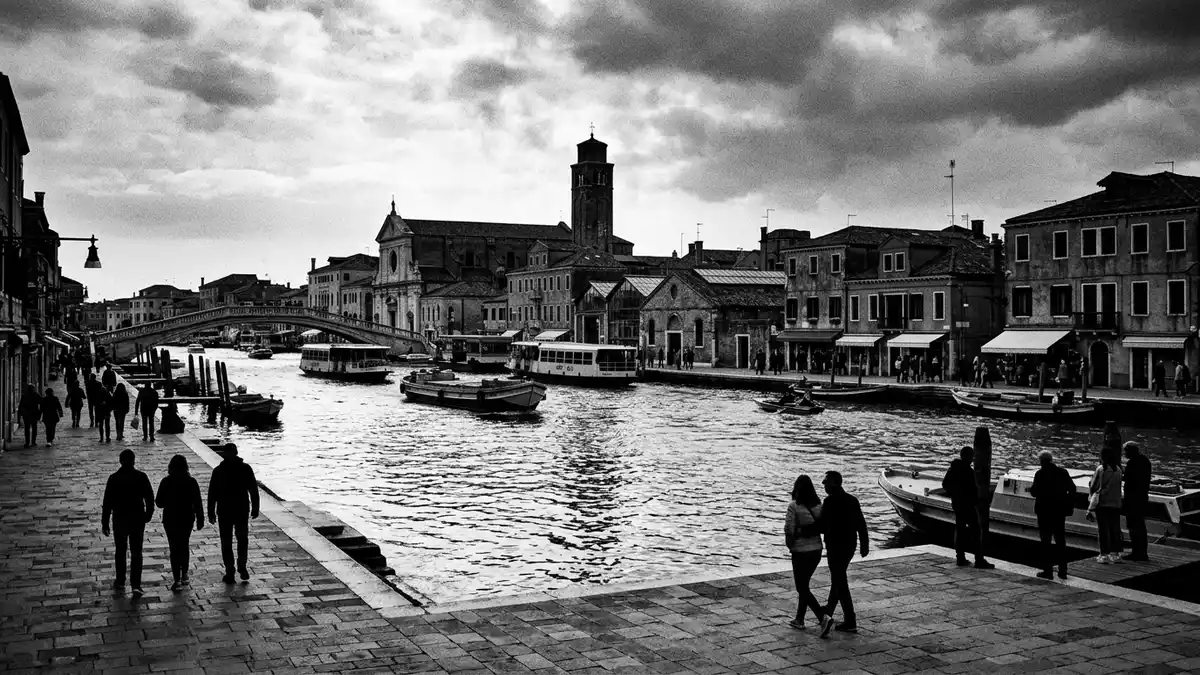 Schwarzweiss-Reportage vom Wahrzeichen Murano in Venedig, Italien