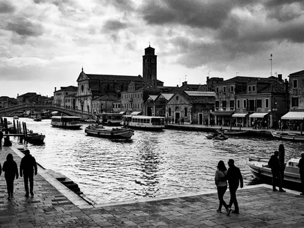 Schwarzweiss-Reportagebild vom Wahrzeichen Murano in Venedig Italien, dokumentarische Reisefotografie mit starken Kontrasten - Foto: THN