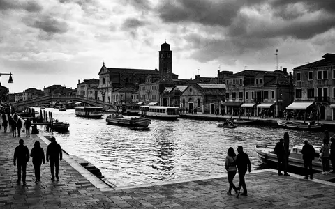 Schwarzweiss-Reportagebild vom Wahrzeichen Murano in Venedig Italien, dokumentarische Reisefotografie mit starken Kontrasten - Foto: THN