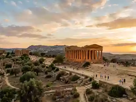 Fotorealistische Panoramaaufnahme von Tal der Tempel Agrigent in Agrigento Italien, warmes Abendlicht auf Wahrzeichen - Foto: THN