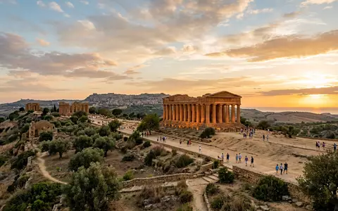 Fotorealistische Panoramaaufnahme von Tal der Tempel Agrigent in Agrigento Italien, warmes Abendlicht auf Wahrzeichen - Foto: THN