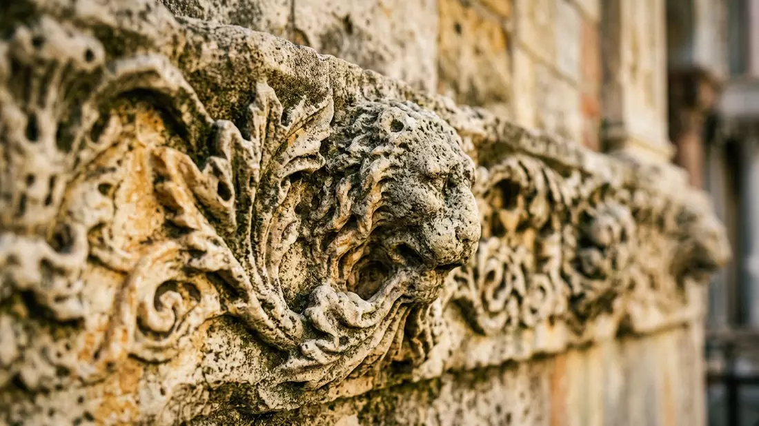 Makroaufnahme eines Materialdetails am Wahrzeichen Markusdom Venedig, Venedig Italien