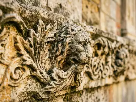 Extreme Makroaufnahme eines Materialdetails am Wahrzeichen Markusdom Venedig in Venedig Italien, taktile Struktur und weiches - Foto: THN