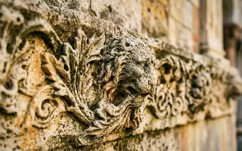 Extreme Makroaufnahme eines Materialdetails am Wahrzeichen Markusdom Venedig in Venedig Italien, taktile Struktur und weiches - Foto: THN