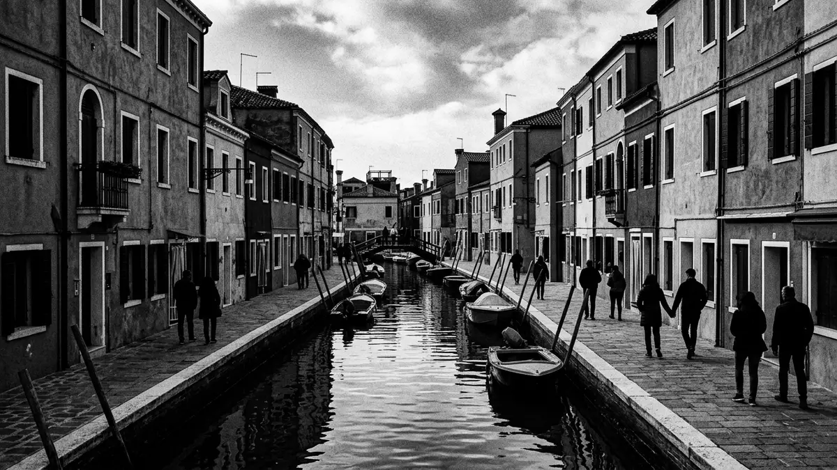 Schwarzweiss-Reportage vom Wahrzeichen Burano in Venedig, Italien