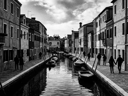 Schwarzweiss-Reportagebild vom Wahrzeichen Burano in Venedig Italien, dokumentarische Reisefotografie mit starken Kontrasten - Foto: THN