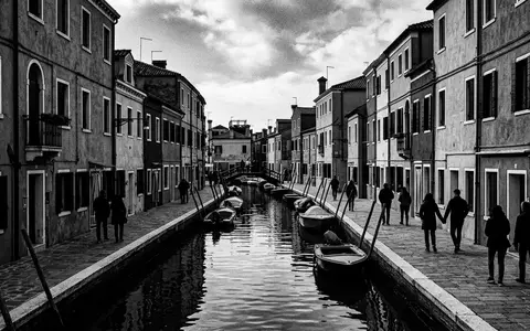 Schwarzweiss-Reportagebild vom Wahrzeichen Burano in Venedig Italien, dokumentarische Reisefotografie mit starken Kontrasten - Foto: THN