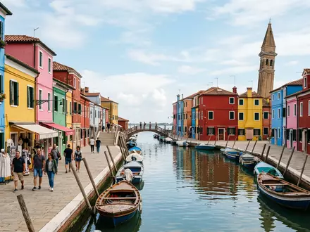 Editorialbild im Reisemagazin-Stil vom Wahrzeichen Burano in Venedig Italien, ausgewogene Bildgestaltung und natuerliches Umgebungslicht - Foto: THN