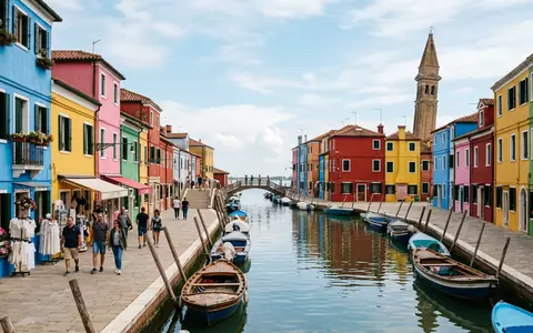 Editorialbild im Reisemagazin-Stil vom Wahrzeichen Burano in Venedig Italien, ausgewogene Bildgestaltung und natuerliches Umgebungslicht - Foto: THN