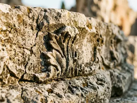 Extreme Makroaufnahme eines Materialdetails am Wahrzeichen Griechisches Theater Taormina in Taormina Italien, taktile Struktur und - Foto: THN