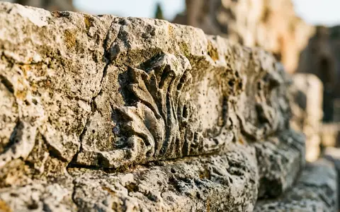 Extreme Makroaufnahme eines Materialdetails am Wahrzeichen Griechisches Theater Taormina in Taormina Italien, taktile Struktur und - Foto: THN