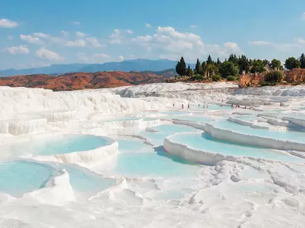 Editorialbild im Reisemagazin-Stil vom Wahrzeichen Pamukkale in Denizli Türkei, ausgewogene Bildgestaltung und natuerliches Umgebungslicht - Foto: THN