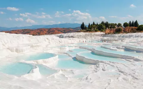 Editorialbild im Reisemagazin-Stil vom Wahrzeichen Pamukkale in Denizli Türkei, ausgewogene Bildgestaltung und natuerliches Umgebungslicht - Foto: THN