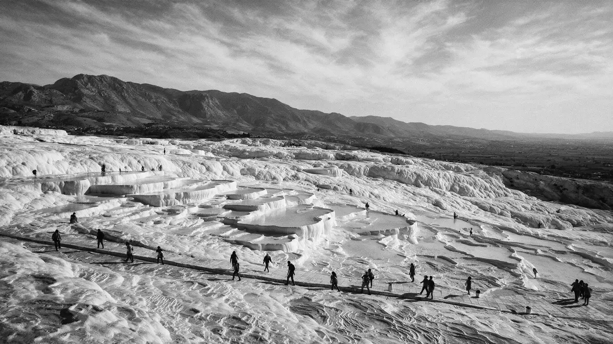 Schwarzweiss-Reportage vom Wahrzeichen Pamukkale in Denizli, Türkei