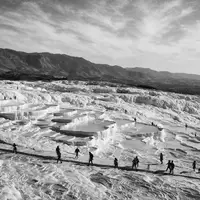 Schwarzweiss-Reportagebild vom Wahrzeichen Pamukkale in Denizli Türkei, dokumentarische Reisefotografie mit starken Kontrasten - Foto: THN