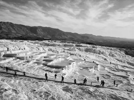 Schwarzweiss-Reportagebild vom Wahrzeichen Pamukkale in Denizli Türkei, dokumentarische Reisefotografie mit starken Kontrasten - Foto: THN