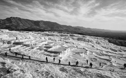 Schwarzweiss-Reportagebild vom Wahrzeichen Pamukkale in Denizli Türkei, dokumentarische Reisefotografie mit starken Kontrasten - Foto: THN