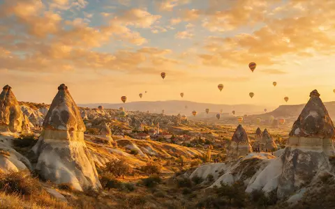 Fotorealistische Panoramaaufnahme von Kappadokien in Göreme Türkei, warmes Abendlicht auf Wahrzeichen im Reisemotiv - Foto: THN