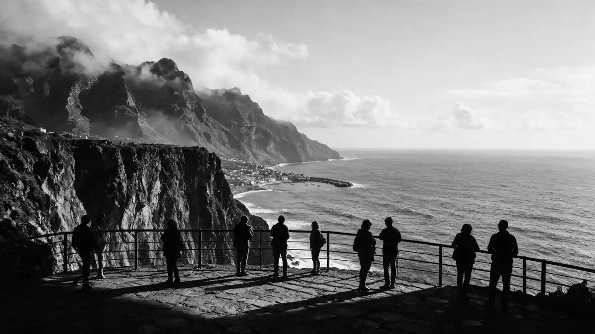 Schwarzweiss-Reportage vom Wahrzeichen Cabo Girao Madeira in Camara de Lobos, Portugal