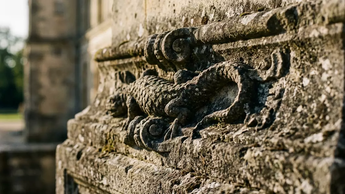 Makroaufnahme eines Materialdetails am Wahrzeichen Schloss Fontainebleau, Fontainebleau Fran…