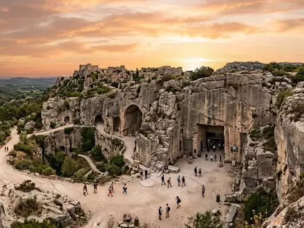 Fotorealistische Panoramaaufnahme von Carrieres de Lumieres in Les Baux-de-Provence Frankreich, warmes Abendlicht auf Wahrzeichen - Foto: THN