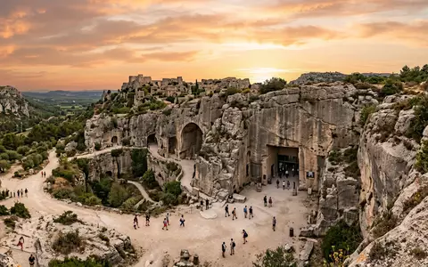 Fotorealistische Panoramaaufnahme von Carrieres de Lumieres in Les Baux-de-Provence Frankreich, warmes Abendlicht auf Wahrzeichen - Foto: THN