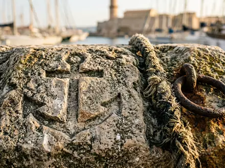 Extreme Makroaufnahme eines Materialdetails am Wahrzeichen Alter Hafen Marseille in Marseille Frankreich, taktile Struktur und - Foto: THN