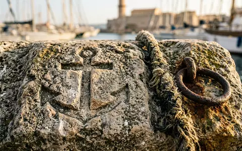 Extreme Makroaufnahme eines Materialdetails am Wahrzeichen Alter Hafen Marseille in Marseille Frankreich, taktile Struktur und - Foto: THN