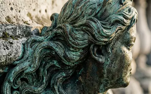 Extreme Makroaufnahme eines Materialdetails am Wahrzeichen Pont Alexandre III Paris in Paris Frankreich, taktile Struktur - Foto: THN