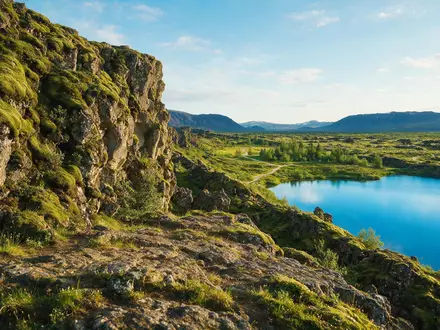 Editorialbild im Reisemagazin-Stil vom Wahrzeichen Thingvellir-Nationalpark in Thingvellir Island, ausgewogene Bildgestaltung und natuerliches Umgebungslicht - Foto: THN