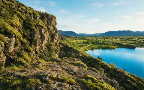 Editorialbild im Reisemagazin-Stil vom Wahrzeichen Thingvellir-Nationalpark in Thingvellir Island, ausgewogene Bildgestaltung und natuerliches Umgebungslicht - Foto: THN