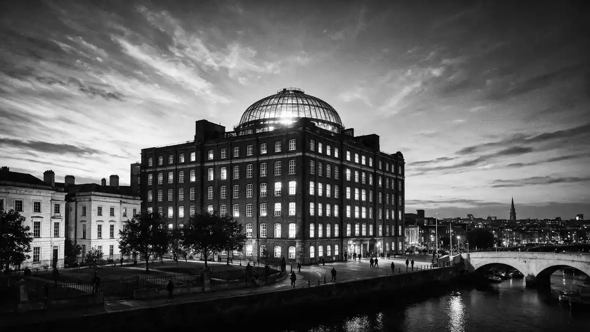 Schwarzweiss-Reportage vom Wahrzeichen Guinness Storehouse Dublin in Dublin, Irland