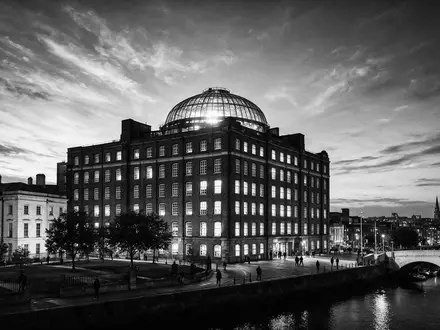 Schwarzweiss-Reportagebild vom Wahrzeichen Guinness Storehouse Dublin in Dublin Irland, dokumentarische Reisefotografie mit starken Kontrasten - Foto: THN