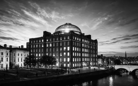 Schwarzweiss-Reportagebild vom Wahrzeichen Guinness Storehouse Dublin in Dublin Irland, dokumentarische Reisefotografie mit starken Kontrasten - Foto: THN