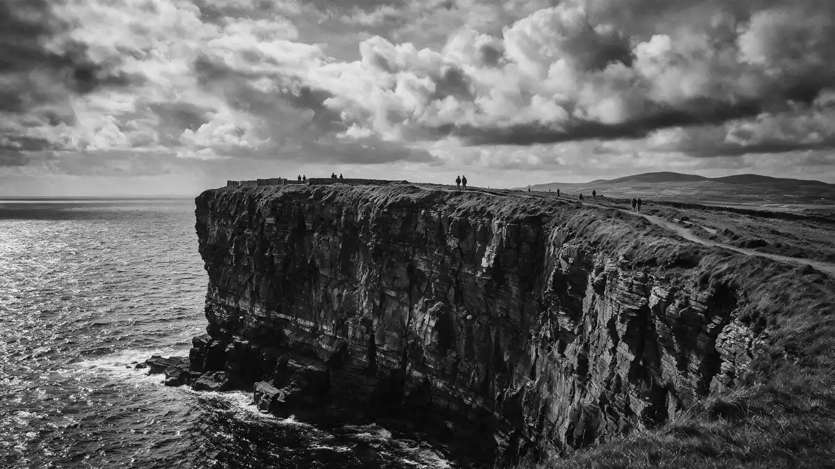 Schwarzweiss-Reportage vom Wahrzeichen Cliffs of Moher in Liscannor, Irland