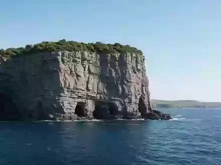Moderner Architektur-Render zeigt Silhouette von Cliffs of Moher in Liscannor Irland, klare Linien und neutrales - Foto: THN