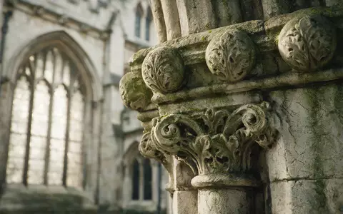 Extreme Makroaufnahme eines Materialdetails am Wahrzeichen Trinity College Dublin in Dublin Irland, taktile Struktur und - Foto: THN
