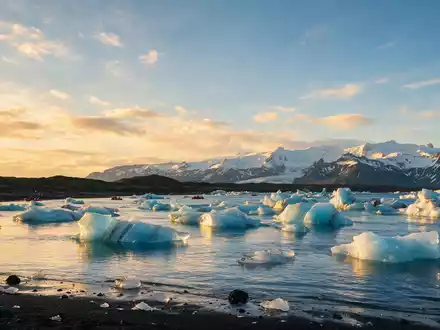 Fotorealistische Panoramaaufnahme von Jökulsarlon-Gletscherlagune in Hofn Island, warmes Abendlicht auf Wahrzeichen im Reisemotiv - Foto: THN
