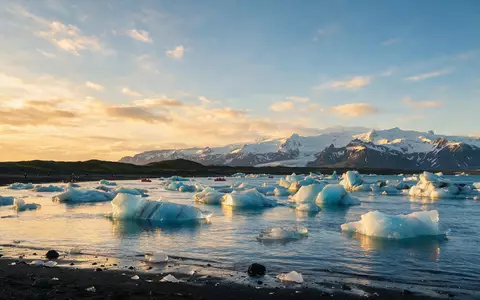Fotorealistische Panoramaaufnahme von Jökulsarlon-Gletscherlagune in Hofn Island, warmes Abendlicht auf Wahrzeichen im Reisemotiv - Foto: THN