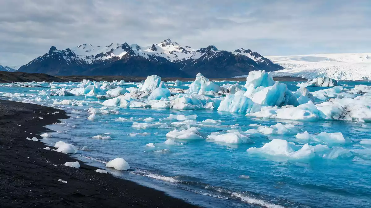 Editorial-Reisemagazinbild vom Wahrzeichen Jökulsarlon-Gletscherlagune in Hofn, Island