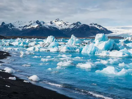 Editorialbild im Reisemagazin-Stil vom Wahrzeichen Jökulsarlon-Gletscherlagune in Hofn Island, ausgewogene Bildgestaltung und natuerliches Umgebungslicht - Foto: THN