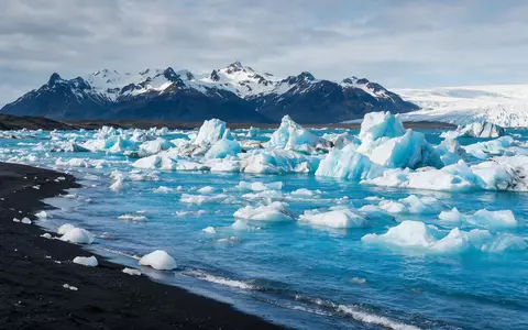 Editorialbild im Reisemagazin-Stil vom Wahrzeichen Jökulsarlon-Gletscherlagune in Hofn Island, ausgewogene Bildgestaltung und natuerliches Umgebungslicht - Foto: THN