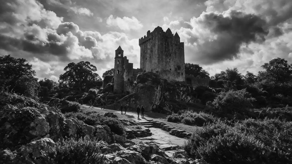 Schwarzweiss-Reportage vom Wahrzeichen Blarney Castle in Blarney, Irland