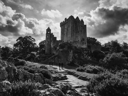 Schwarzweiss-Reportagebild vom Wahrzeichen Blarney Castle in Blarney Irland, dokumentarische Reisefotografie mit starken Kontrasten - Foto: THN