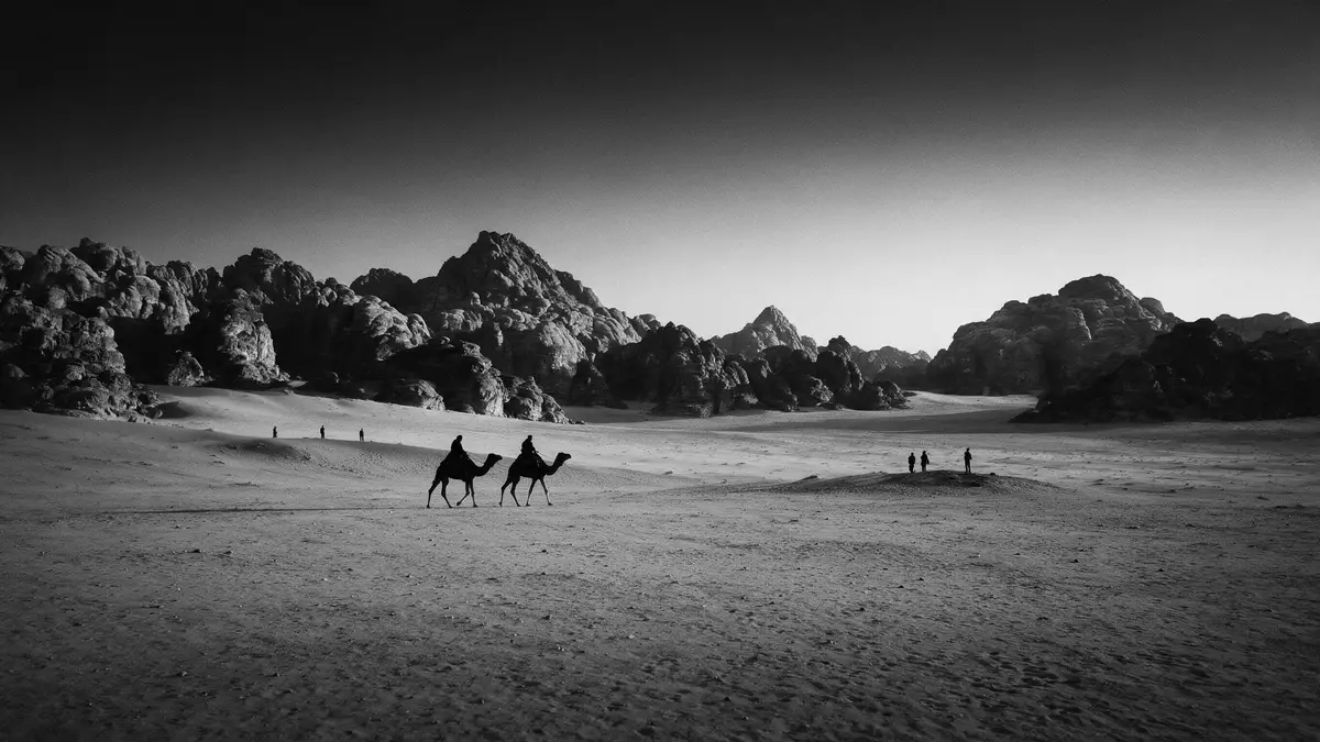 Schwarzweiss-Reportage vom Wahrzeichen Wadi Rum in Aqaba, Jordanien